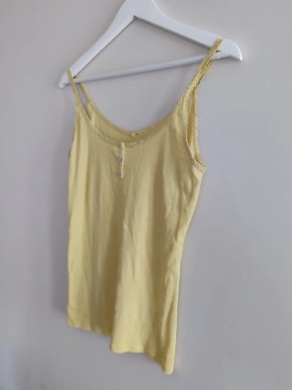 Camiseta tirantes amarilla botones