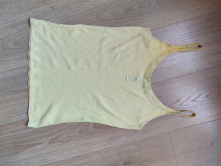 Camiseta tirantes amarilla botones