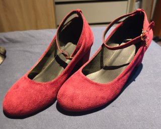Zapatos rojos de tacón con pulsera