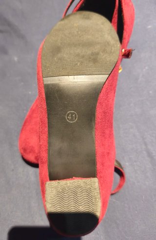 Zapatos rojos de tacón con pulsera