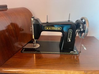 Máquina de coser Wertheim antigua