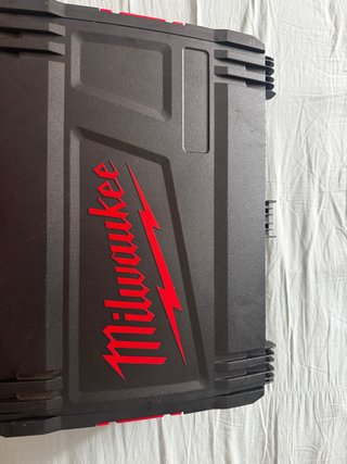 Caja de herramientas negra y roja