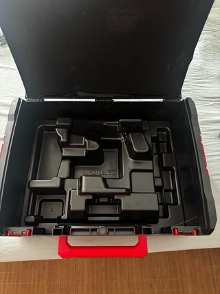 Caja de herramientas negra y roja