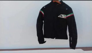 Chaqueta de moto35 € casco 40€ se vende por sepado