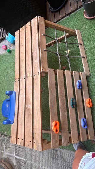 Parque infantil madera con tobogán azul