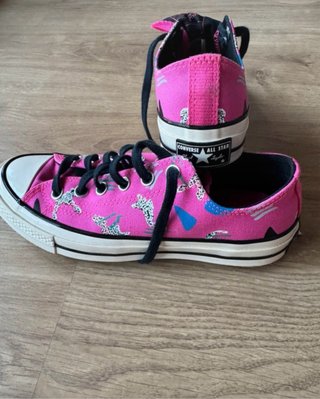 Zapatillas Converse rosas con estampado