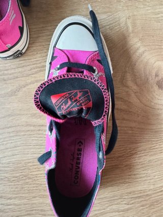 Zapatillas Converse rosas con estampado