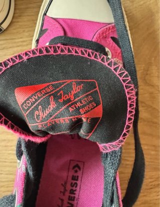 Zapatillas Converse rosas con estampado