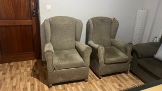 Pareja de sillones orejeros. También por separado.