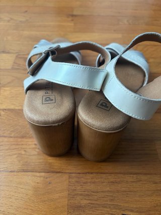 Sandalias plateadas y blancas