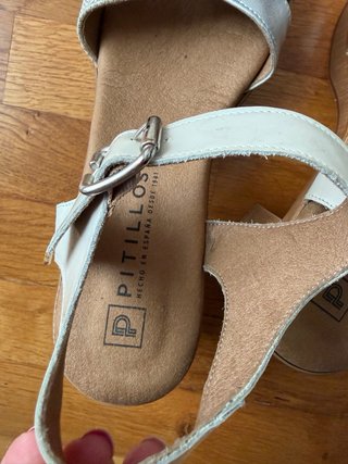 Sandalias plateadas y blancas