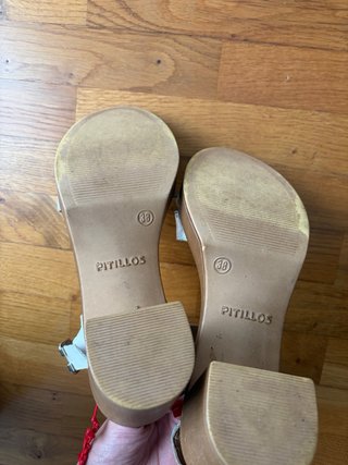 Sandalias plateadas y blancas
