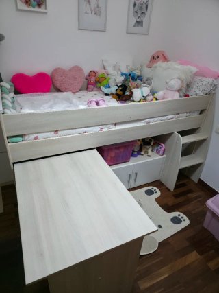 Cama infantil con escritorio