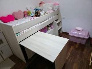 Cama infantil con escritorio