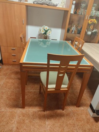 Mueble de salón madera y cristal y mesa de comedor