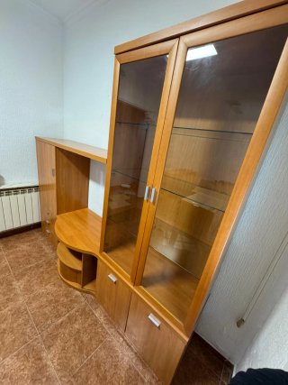 Mueble de salón madera y cristal y mesa de comedor