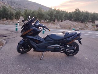 Kymco AK 550 Negro/Dorado