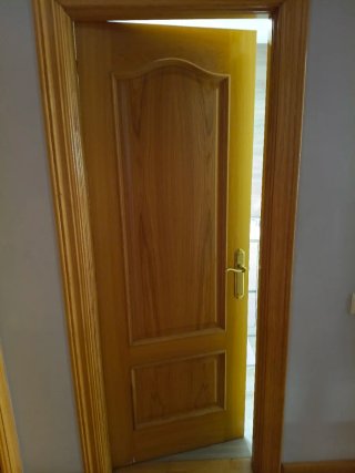 Puerta de madera interior
