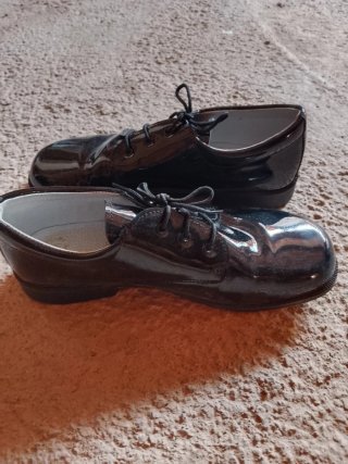 Zapatos negros charol cordones