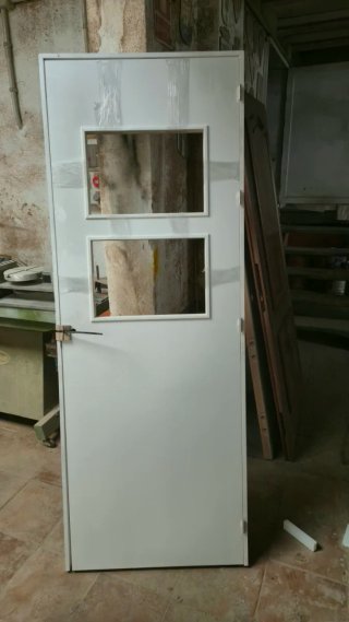 Puerta de madera con 3 cristales