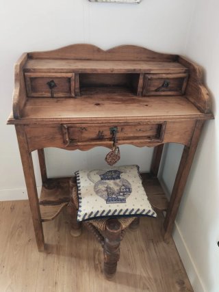 Tocador de madera antiguo