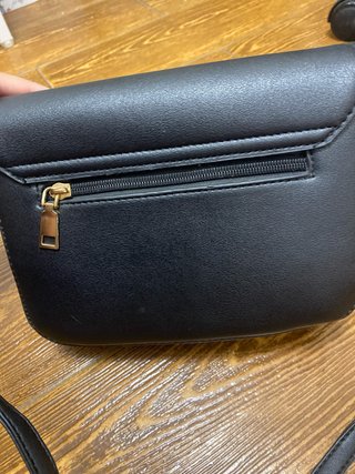 Bolso negro con cremallera y flecos