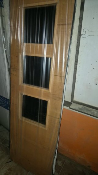 Puerta de madera con 3 cristales