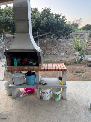 Barbacoa de obra gris y ladrillo