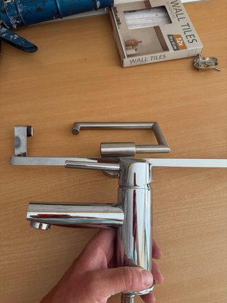 Grifo y toallero de metal plateado