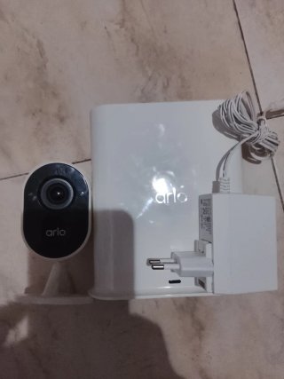 Cámara Arlo con base y cargador