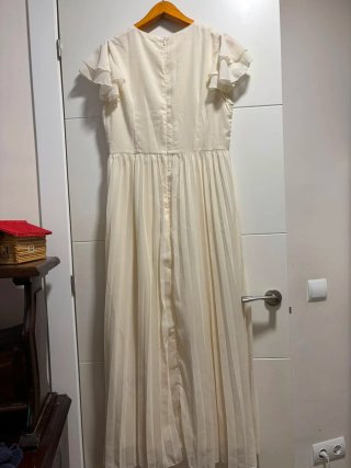 Vestido blanco plisado con volantes