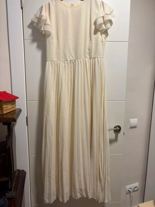 Vestido blanco plisado con volantes