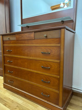Cómoda de madera con espejo