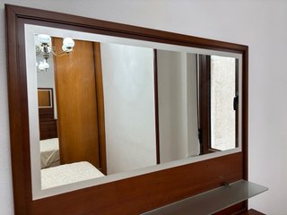 Cómoda de madera con espejo