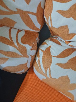 Sofá tela negro y naranja