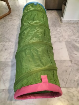 Túnel de juegos verde y rosa