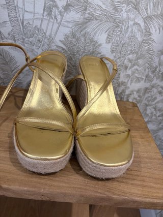 Sandalias cuña doradas Mango Talla 39
