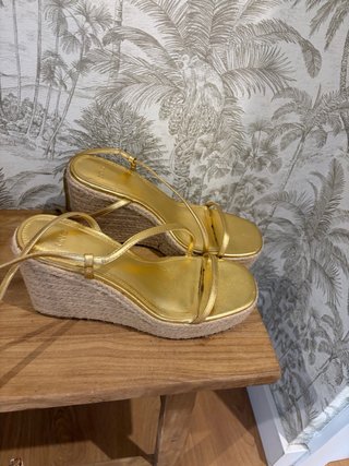 Sandalias cuña doradas Mango Talla 39