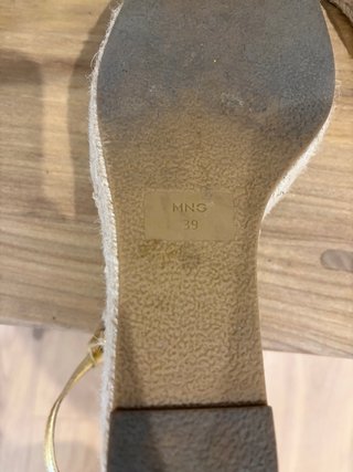 Sandalias cuña doradas Mango Talla 39