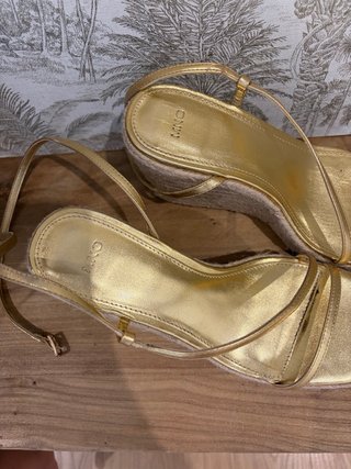 Sandalias cuña doradas Mango Talla 39