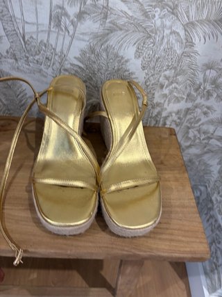 Sandalias cuña doradas Mango Talla 39