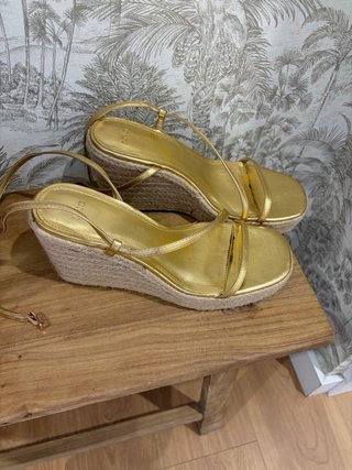 Sandalias cuña doradas Mango Talla 39