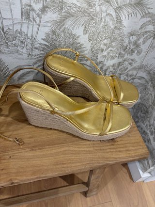 Sandalias cuña doradas Mango Talla 39