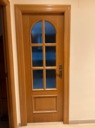Puerta madera de roble con cristales translúcidos