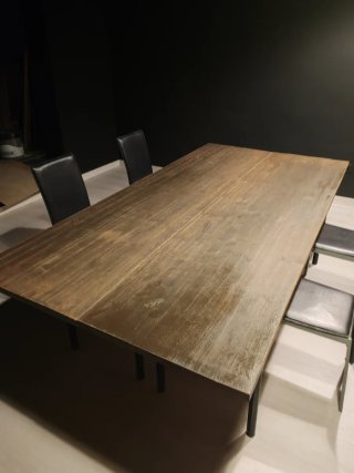 Mesa de comedor de madera y metal