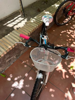 Bicicleta infantil blanca y rosa