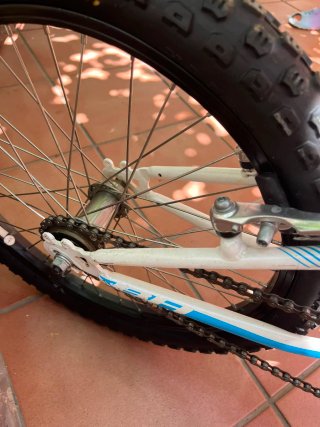 Bicicleta infantil blanca y rosa