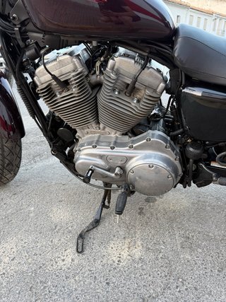 Harley-Davidson 883 Negra/Burdeos