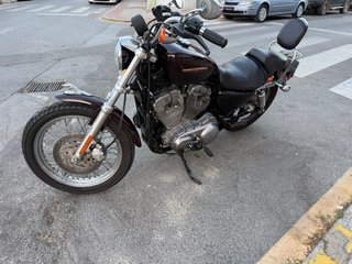 Harley-Davidson 883 Negra/Burdeos