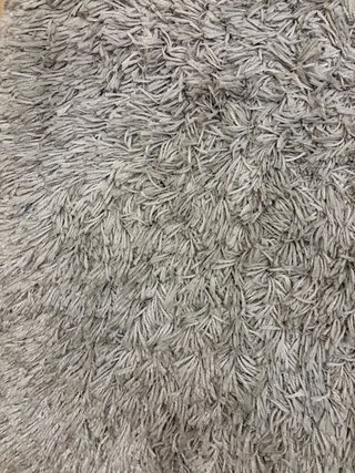 Alfombra gris pelo largo